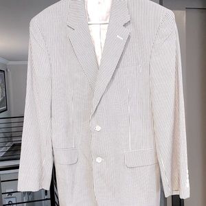 Searsucker sport coat. Size 42. Tried it on & is too small for me.